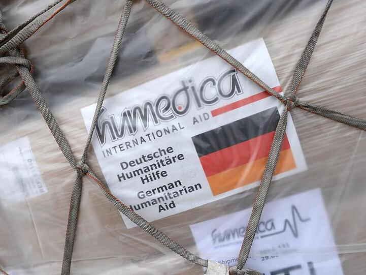 Ein Aufkleber der Hilfsorganisation Humedica klebt auf dem Flughafen in München (Bayern) auf einem Paket. Foto: Andreas Gebert/Archivbild