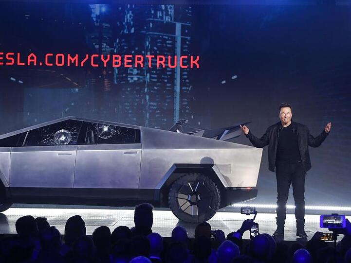 Elon Musk präsentiert Teslas "Cybertruck" mit einer großen Show im kalifornischen Hawthorne.