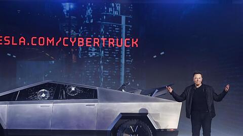 Elon Musk präsentiert Teslas "Cybertruck" mit einer großen Show im kalifornischen Hawthorne.