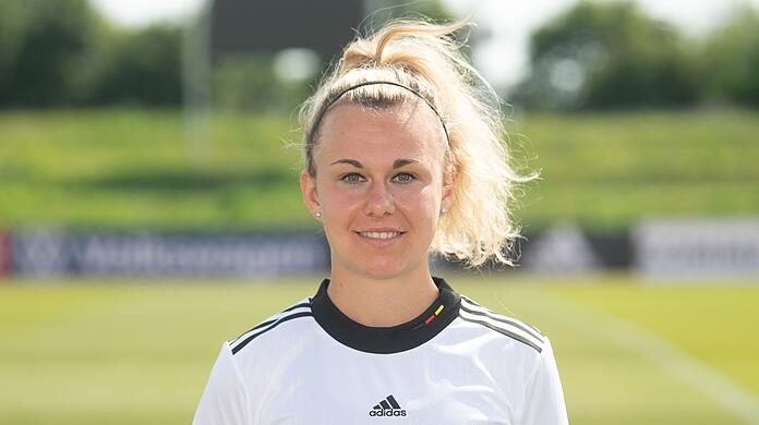 Mittelfeld und Angriff: Lena Lattwein. Mittelfeld und Angriff: Lena Lattwein.