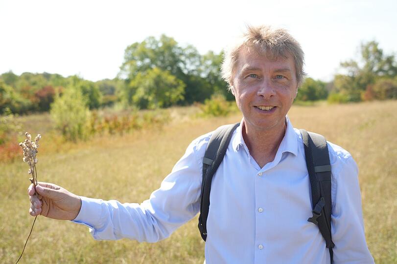 Der Biologe Heinz Sedlmeier kümmert sich mit seinem Landesbund für Vogelschutz und Landschaftsarchitekten um die Artenvielfalt auf dem Areal.