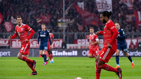 Sowohl Serge Gnabry (r.) als auch Leon Goretzka könnten am Wochenende gegen Frankfurt aus der Startelf fallen.