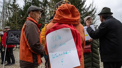 Rund 20 Personen nehmen vor dem Kulturhaus an einer Demonstration anlässlich der Lesung von Georg Gänswein teil.
