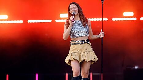 Vanessa Mai erinnert sich an ihre "Let's Dance"-Teilnahme zur&uuml;ck.