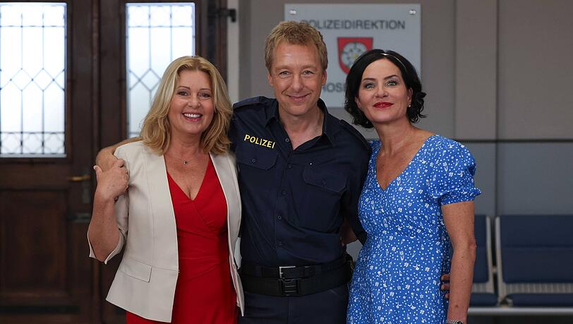 Marisa Burger (r.), Karin Thaler (l.) und Max Müller am Set der "Rosenheim-Cops". An Burgers letztem Drehtag flossen viele Tränen. Marisa Burger (r.), Karin Thaler (l.) und Max Müller am Set der "Rosenheim-Cops". An Burgers letztem Drehtag flossen viele Tränen.