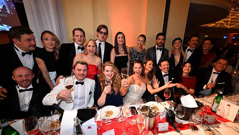 Die Korken knallen am Constantin Tisch.