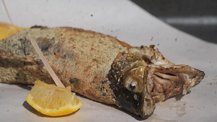 Es muss nicht immer Makrele sein. In der Fischer-Vroni gibt's Steckerlfisch vom Bio-Saibling.