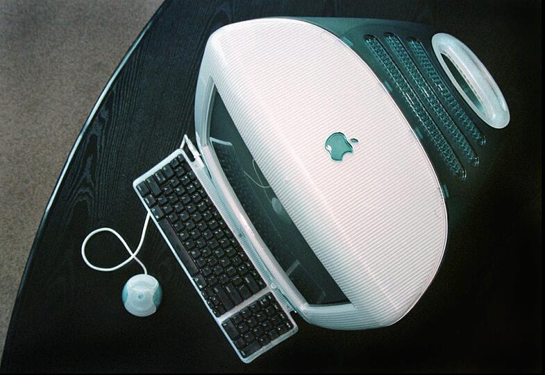 Bezüglich der Form war abermals Apple der Vorreiter: 1998 wird in den USA der neue Apple-Rechner iMAC vorgestellt. Er ist anders: Bunt und rund! In Deutschland ist er ab September 1998 im Handel erhaeltlich. Der empfohlene Kaufpreis betraegt DM 2998,-.
