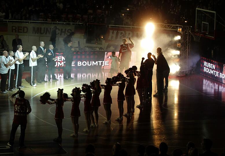 Der neue Audi Dome: "Stimmung wie beim Derby", findet Bastian Schweinsteiger. Hoeneß und Breitner sind begeistert. Die Bilder von der Basketball-Premiere in der neuen Halle.