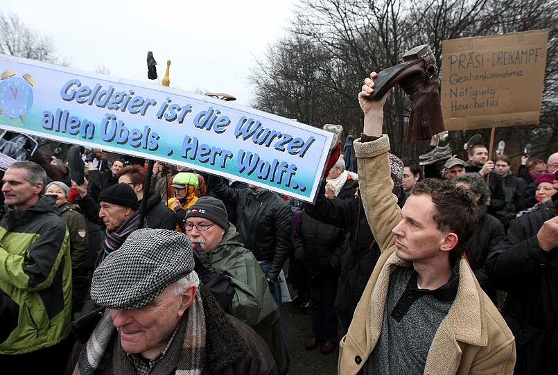 Die über das Netzwerk Facebook bundesweit organisierte Aktion hatte das Motto «Wulff den Schuh zeigen - Shoe for you, Mr. President!». In der arabischen Kultur werden mit dieser Geste Menschen verhöhnt, aber auch Ärger und Verachtung werden so zum Ausdruck gebracht.
