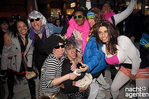 Große Faschingsparty am Marienplatz! Ab zwölf Uhr richtete dort Charivari eine Show aus. Der Hauptact: Alexander Marcus. Die Münchner hatten ihren Spaß. Mehr Bilder unter: www.nachtagenten.de