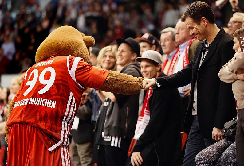 ...und feierte mit dem Bayern-Maskottchen Bernie.