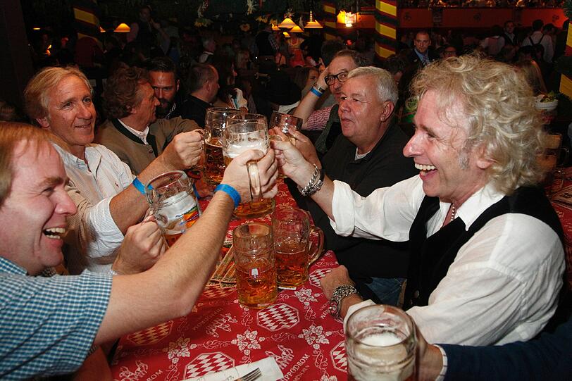 Thomas Gottschalk stösst mit Bruder Christoph an