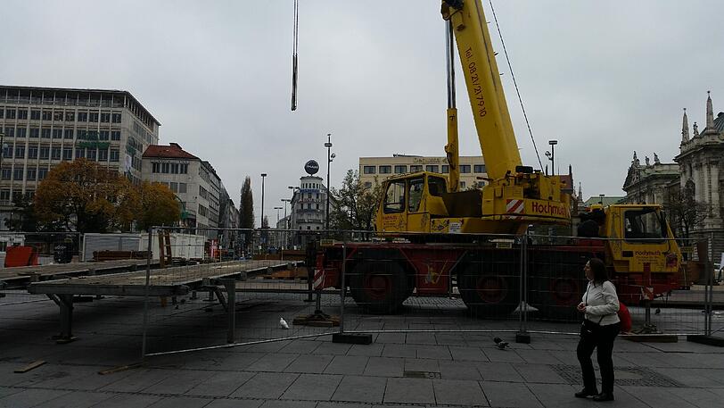 Die Eisfläche am Karlsplatz hat inzwischen schon Tradition. Chef ist bekanntlich der frisch gebackene Wiesn-Wirt Siegfried Able.