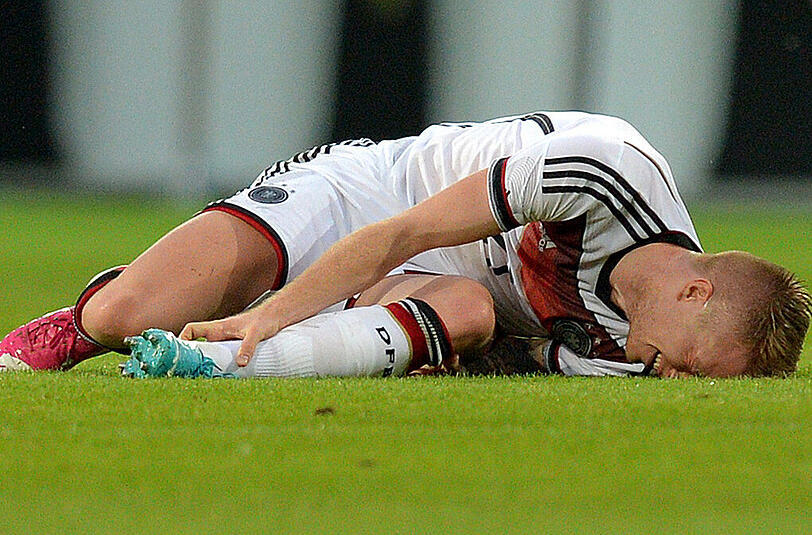 Testspiel Deutschland gegen Armenien am 6.Juni 2014 in der Coface Arena in Mainz: Der Dortmunder Marco Reus liegt verletzt am Boden, fällt für das WM-Turnier in Brasilien aus.