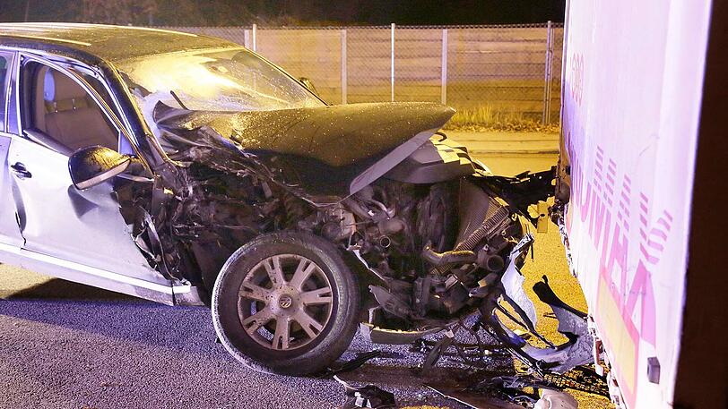 Die 20-Jährige krachte frontal in den Lkw-Anhänger. Glücklicherweise blieb sie unverletzt. Die Bilder vom Unfallort.