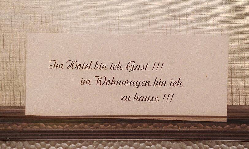 Schöner Sinnspruch an einem Wohnwagen in Thalkirchen. Er passt zum Buch.