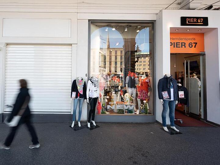 Schaufensterpuppen eines Kleidungsgeschäftes stehen vor einem geöffneten Laden in Hamburg.