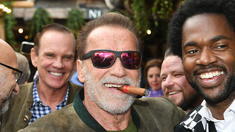 Schauspieler Arnold Schwarzenegger zeigt sich zusammen mit dem Schauspieler Milan Carter im Käfer Festzelt auf dem Münchner Oktoberfest.