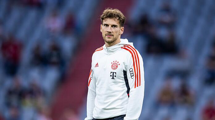 Münchens Leon Goretzka steht vor dem Spiel im Stadion.