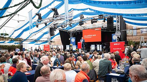 Bier und Blasmusik: Mal was anderes für den Politiker aus Bremen.