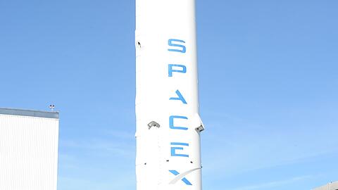 Mit der Rakete Falcon 9 machte sich SpaceX unverzichtbar f&uuml;r die US-Raumfahrt. (Archivbild)