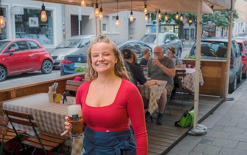 Kellnerin Emmylou bringt ein frisches Holzfass-Bier in den Schanigarten der Burg Pappenheim. Seit vier Jahren steht der vor dem Lokal in der Baaderstraße. Zuerst war er eine Notlösung in Zeiten der Pandemie - heute ist er eine urige Erweiterung des Wirtshausgefühls. Kellnerin Emmylou bringt ein frisches Holzfass-Bier in den Schanigarten der Burg Pappenheim. Seit vier Jahren steht der vor dem Lokal in der Baaderstraße. Zuerst war er eine Notlösung in Zeiten der Pandemie - heute ist er eine urige Erweiterung des Wirtshausgefühls.