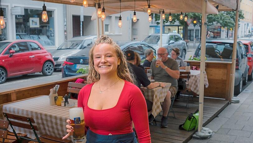 Kellnerin Emmylou bringt ein frisches Holzfass-Bier in den Schanigarten der Burg Pappenheim. Seit vier Jahren steht der vor dem Lokal in der Baaderstraße. Zuerst war er eine Notlösung in Zeiten der Pandemie - heute ist er eine urige Erweiterung des Wirtshausgefühls. Kellnerin Emmylou bringt ein frisches Holzfass-Bier in den Schanigarten der Burg Pappenheim. Seit vier Jahren steht der vor dem Lokal in der Baaderstraße. Zuerst war er eine Notlösung in Zeiten der Pandemie - heute ist er eine urige Erweiterung des Wirtshausgefühls.