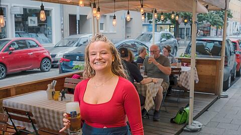 Kellnerin Emmylou bringt ein frisches Holzfass-Bier in den Schanigarten der Burg Pappenheim. Seit vier Jahren steht der vor dem Lokal in der Baaderstra&szlig;e. Zuerst war er eine Notl&ouml;sung in Zeiten der Pandemie - heute ist er eine urige Erweiterung des Wirtshausgef&uuml;hls.