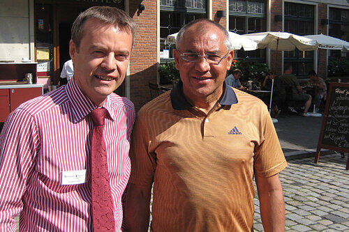 Wirt Gregor Lemke mit Schalke-Trainer Felix Magath (v.li.)