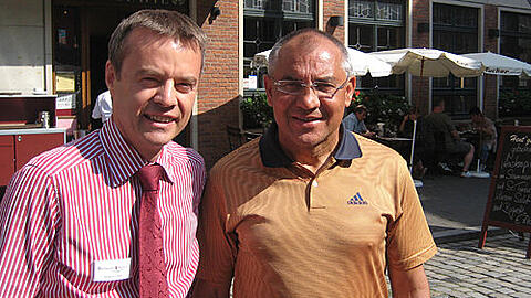 Wirt Gregor Lemke mit Schalke-Trainer Felix Magath (v.li.)
