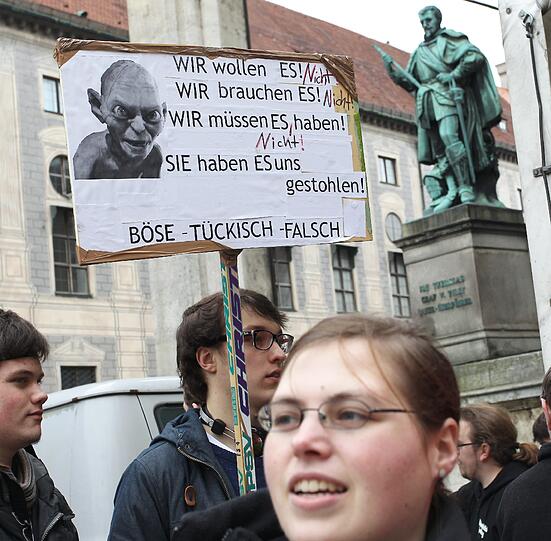 Affige Kostüme, witzige Plakate und viele Masken: Die Bilder von der Anti-ACTA-Demo in München