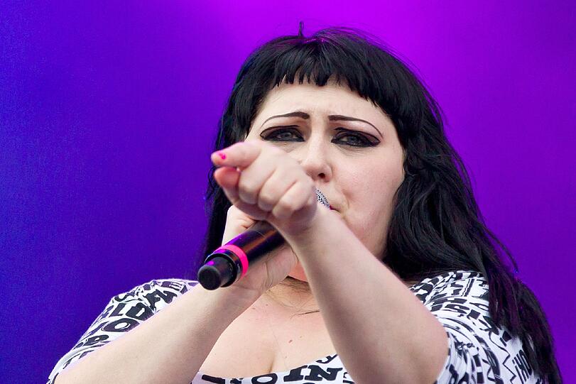 Beth Ditto, Sängerin der US-amerikanischen Band Gossip, begeistert die Fans am Sonntag in Nürnberg bei "Rock im Park".