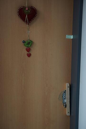 Die von der Polizei aufgebrochene Wohnungstür von Bettina P. ist versiegelt.