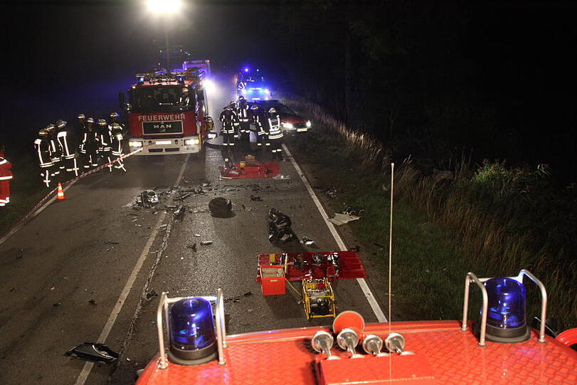 In der Nacht von Dienstag auf Mittwoch ereignete sich ein schlimmer Verkehrsunfall. Die B15 bei Rosenheim war vier Stunden gesperrt.