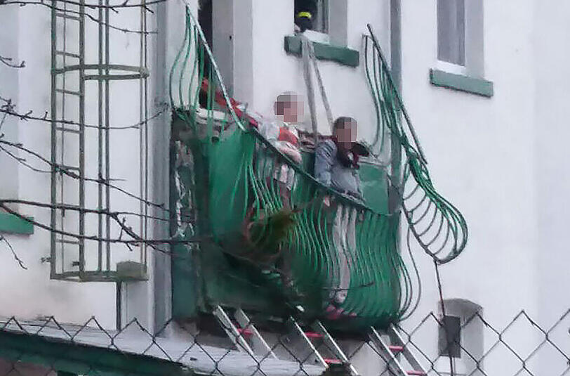 Das Paar ist zwischen Geländer und Boden gefangen.