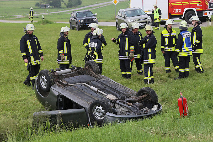 Das Auto überschlug sich, nachdem der Fahrer die Kontrolle über das Auto verloren hatte. Alle drei Insassen wurden verletzt.