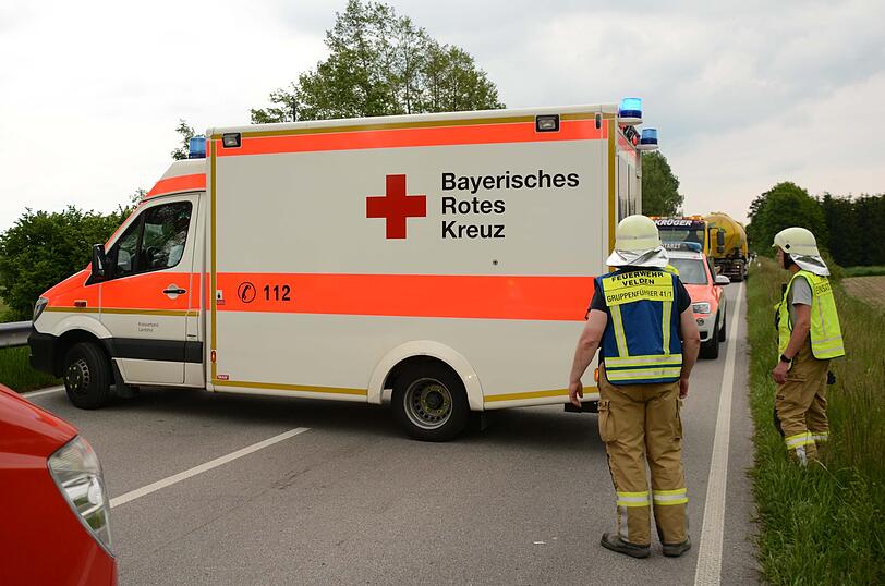Einsatzkräfte der Feuerwehr Velden/Vils reinigten die Unfallstelle, die Feuerwehren aus Ruprechtsberg und Eberspoint richteten eine Umleitung ein. Die B388 war zwischen 12.15 Uhr und 13.45 Uhr komplett gesperrt.