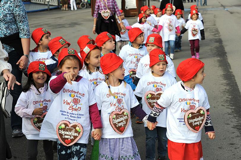 Über 1000 Kinder aus hatten die Wirte und Schausteller am Montag auf die Wiesn eingeladen. Für die Kleinen gab's viel zu sehen und ausprobieren. Die AZ hat die Zwergerl bei ihrem Ausflug begleitet.