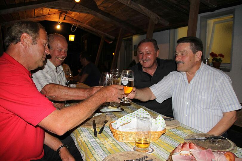 Eine &bdquo;Bier-Brücke&ldquo; verbindet beim Grenzer-Stammtisch