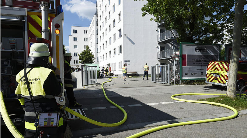 In dem siebengeschossigen Haus war eine Abstellkammer in Brand geraten.