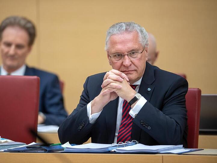 Joachim Herrmann (CSU), Innenminister von Bayern. Foto: Sina Schuldt/Archivbild