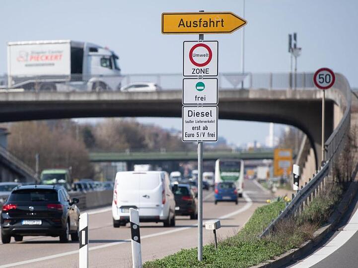 Ein Schild weist auf das Diesel-Fahrverbot für Dieselfahrzeuge unter Euro 5 hin.