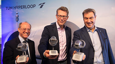 Strahlen um die Wette: TU-Vizepräsident Gerhard Kramer, Wissenschaftsminister Markus Blume und Ministerpräsident Markus Söder (von links).