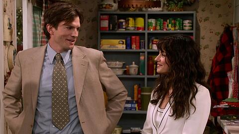Ashton Kutcher und Mila Kunis in "Die wilden Neunziger!" .
