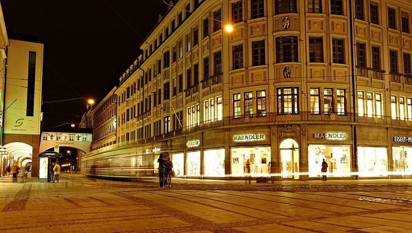 2012 musste das Modehaus Maendler nach 77 Jahren ausziehen – und gab auf. Das Arco-Palais gehört dem Wittelsbacher Ausgleichsfonds. 2012 musste das Modehaus Maendler nach 77 Jahren ausziehen – und gab auf. Das Arco-Palais gehört dem Wittelsbacher Ausgleichsfonds.