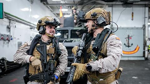 Spanische Soldaten auf dem Flagschiff "Bastille" &uuml;ben das Aus- und Beladen von Fahrzeugen.