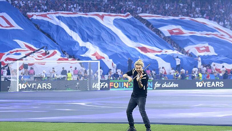 Wo kaufen Münchner Fans ihre Tickets? Zum Beispiel für David Garett – hier bei einem Kurzauftritt in der Allianz Arena in München 2025. Wo kaufen Münchner Fans ihre Tickets? Zum Beispiel für David Garett – hier bei einem Kurzauftritt in der Allianz Arena in München 2025.