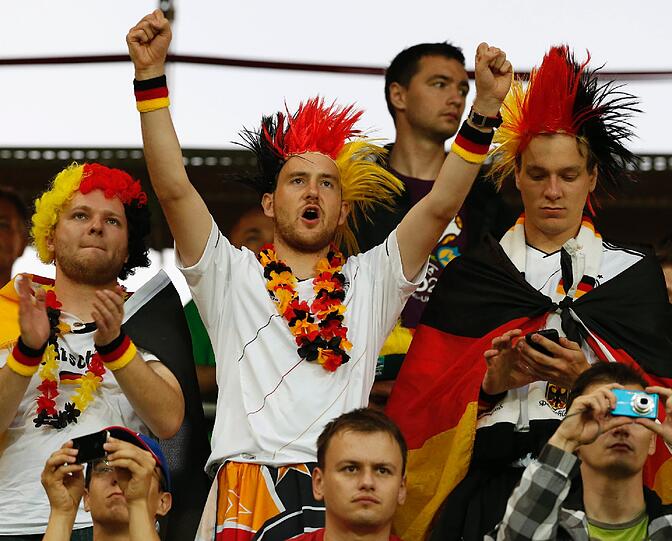 Die Fans sind heiß aufs erste Spiel: So feiern die Anhänger im Stadion von Lemberg.