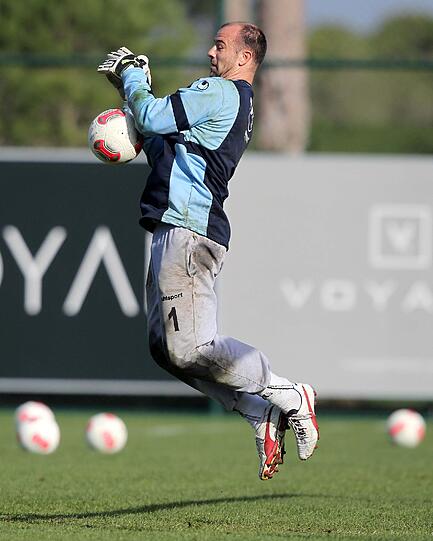 Auf dem Trainingsplatz wird derweil trainiert. Hier Gabor Kiraly beim Torwarttraining.